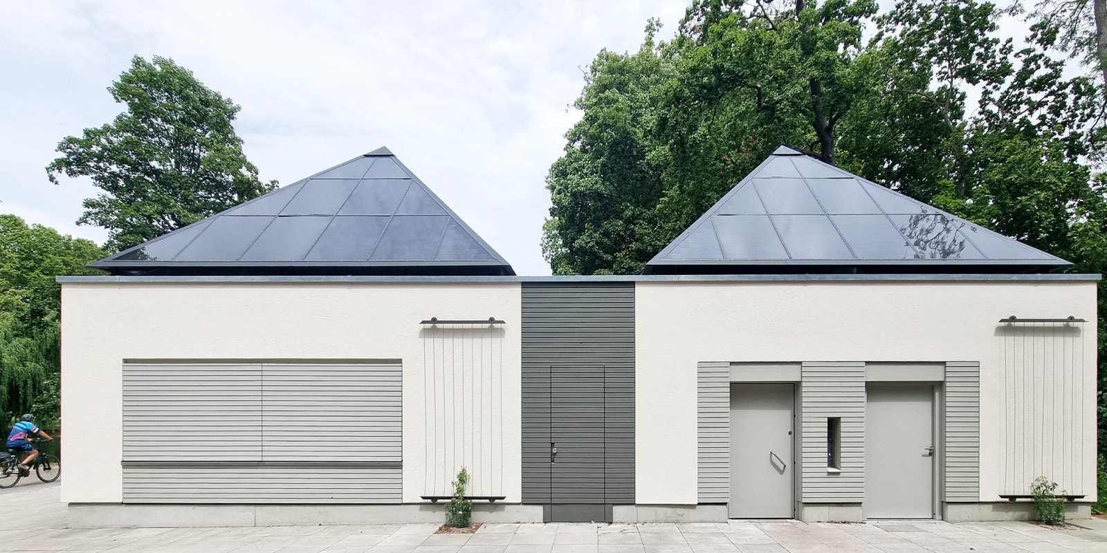 Frontansicht des Kiosks im Unteren Schlossgarten Stuttgart mit zwei markanten Photovoltaikdächern