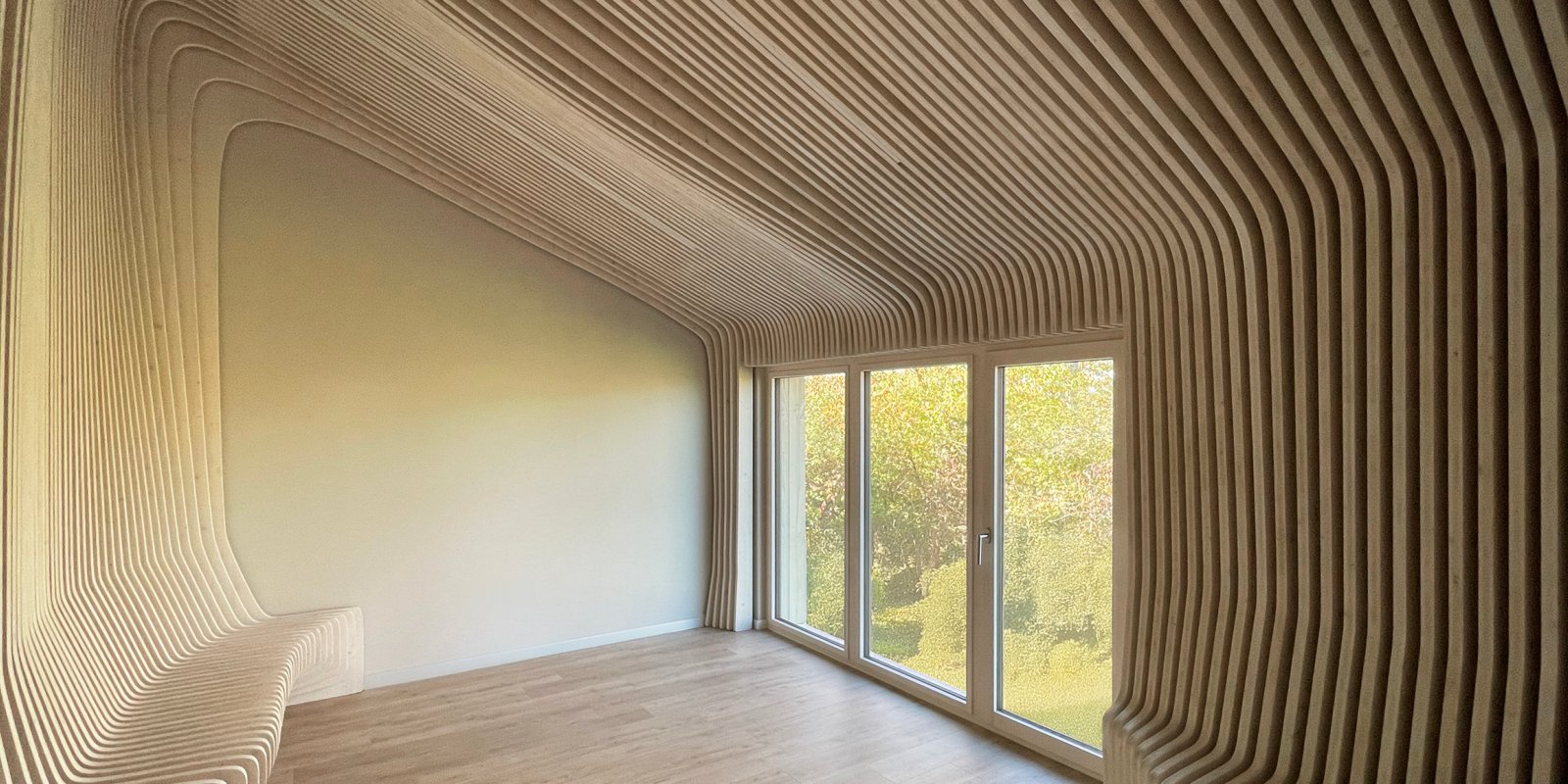 Parametrische Sitzbank aus Holz im Hospiz Schwäbisch Hall