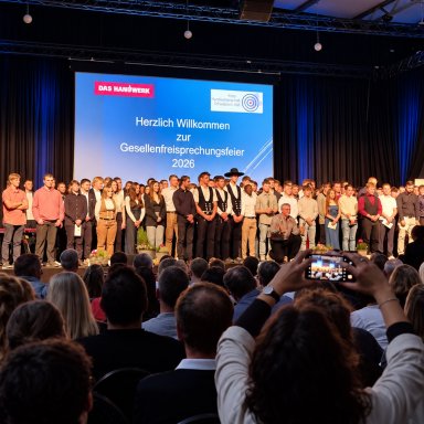 Absolventinnen und Absolventen bei der Gesellenfreisprechungsfeier 2026 der Kreishandwerkerschaft Schwäbisch Hall in Crailsheim.