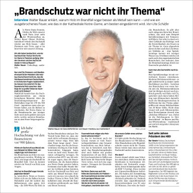 Zeitungsinterview mit Walter Bauer, Geschäftsführer von Bauer Holzbau, über das Brandverhalten von Holz im Vergleich zu Stahl, die Vorteile von Holzkonstruktionen im Brandfall und den Brand der Kathedrale Notre-Dame in Paris. Der Artikel zeigt ein Porträt von Walter Bauer.