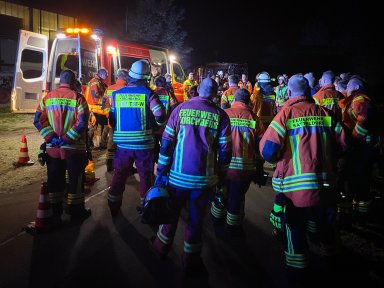 Einsatzkräfte der Feuerwehren Satteldorf und Kirchberg kommen nach der gemeinsamen Übung auf dem Gelände von Bauer Holzbau zusammen.